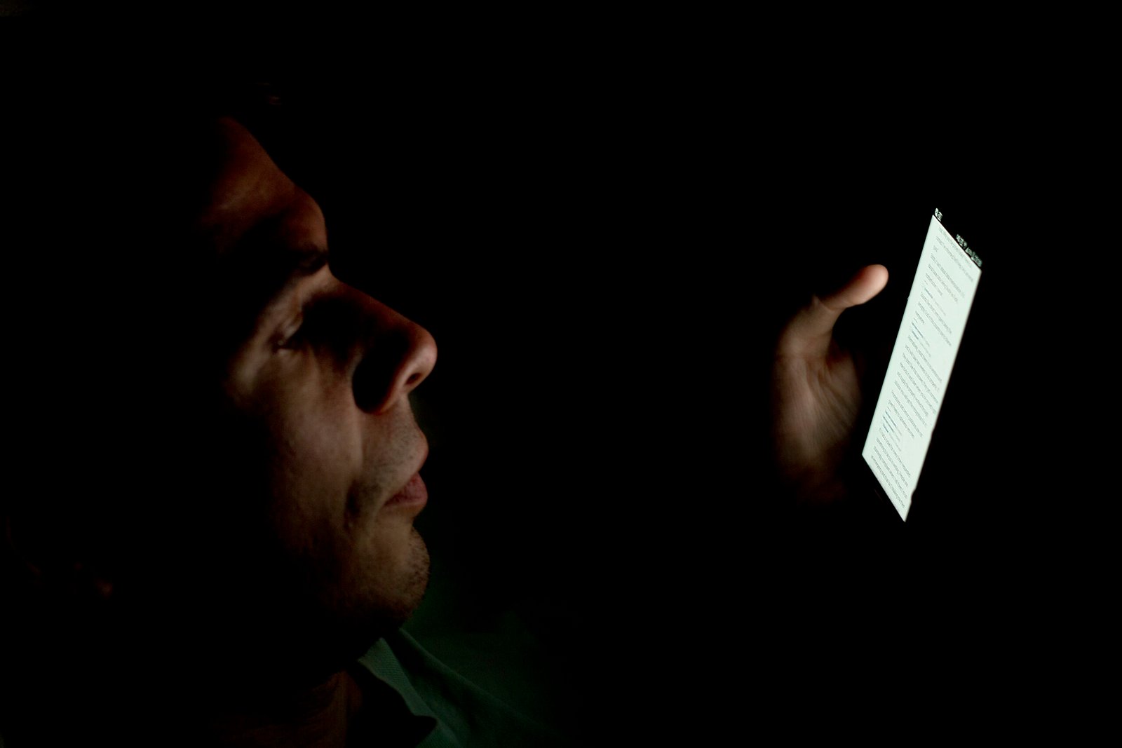 Personne regardant un smartphone dans le noir